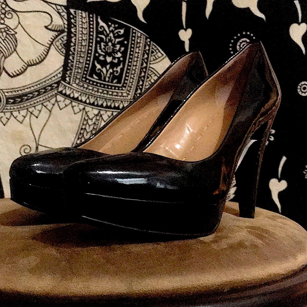Tahari black heels